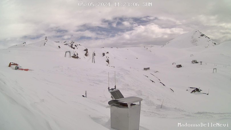 Le ulteriori nevicate di inizio mese, il 7 maggio hanno portato lo spessore del manto al Passo del Moro (2 820 m gruppo del Monte Rosa) a 398 cm

Il nuovo limite stagionale supera i 392 cm del 27 aprile 2019. Per una misura superiore (407 cm) bisogna risalire al 30 maggio 2013