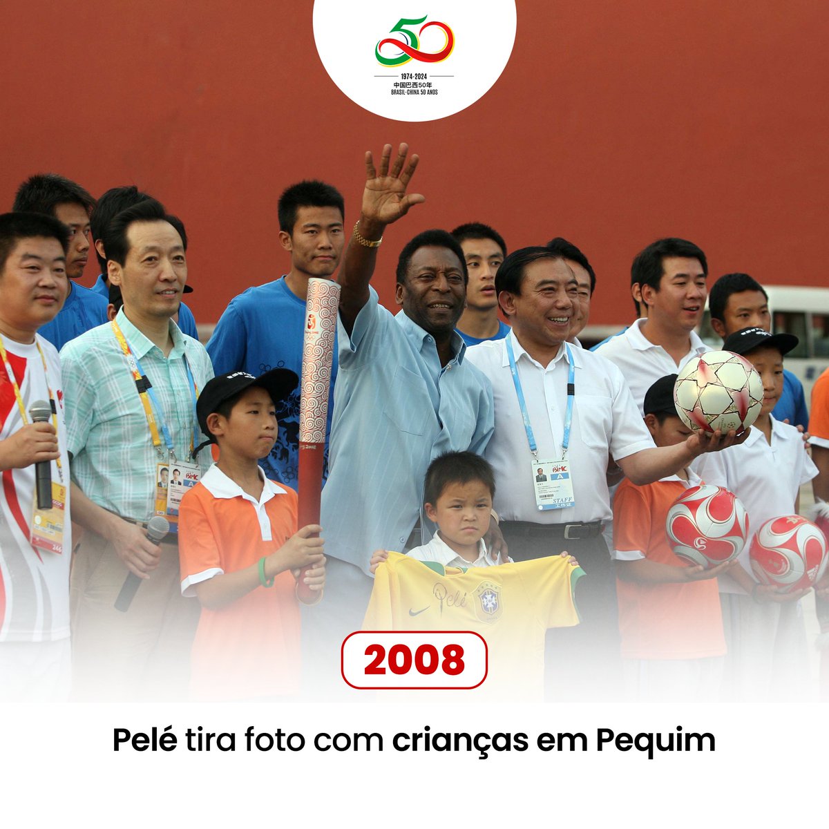 #História Sino-Brasileira ❤ | Em 2008, a magia do futebol ganhou uma nova dimensão na China com a visita de Pelé. Um ícone global, uma lenda do esporte, inspirando gerações e unindo culturas através da bola ⚽🌏? #BrasilChina50Anos