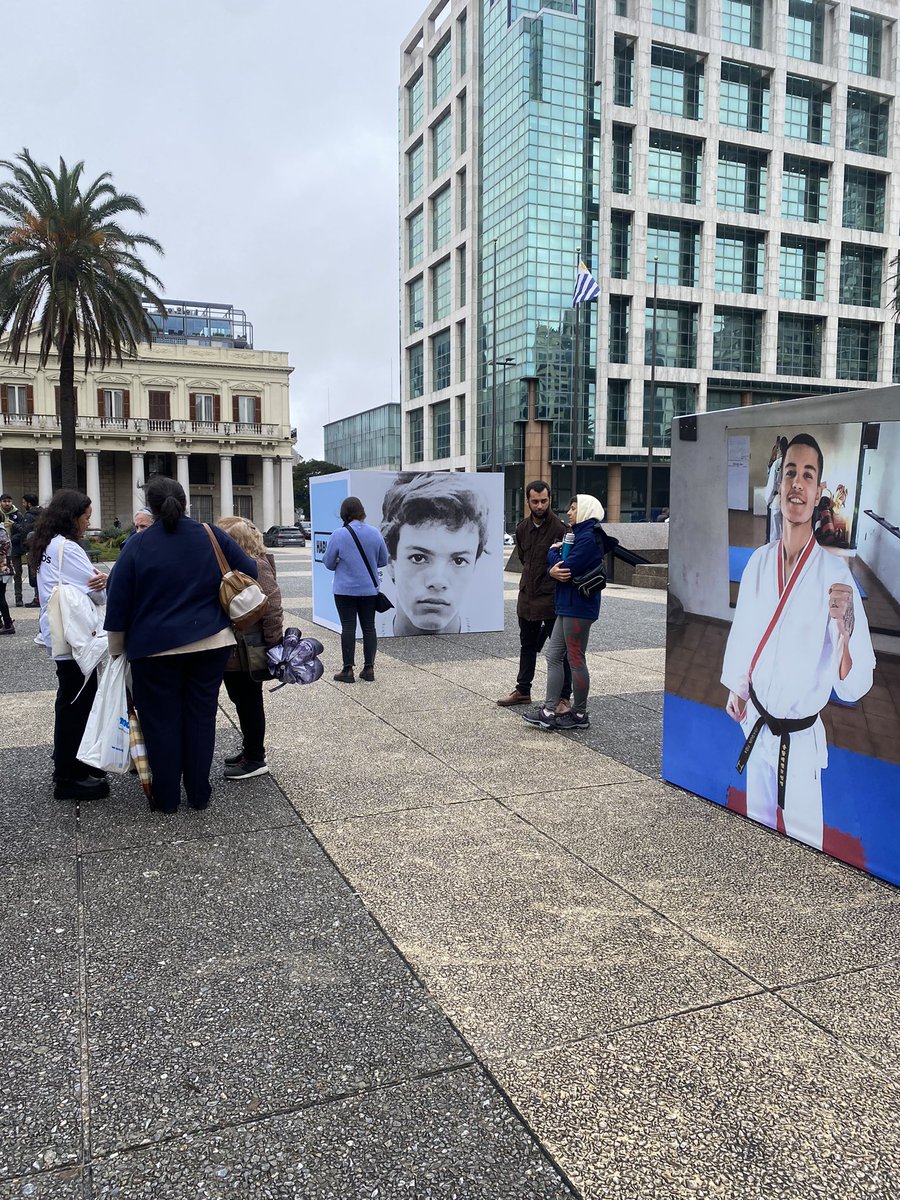 Esta intervención que se inauguró hoy en la Plaza Independencia muestra la última foto de 11 personas que se suicidaron: no siempre hay señales de alerta. “No es contagioso, hay que hablar”, dijo la hermana de una chiquilina que se mató. Muestra y busca sanar, con mucho amor 🧡