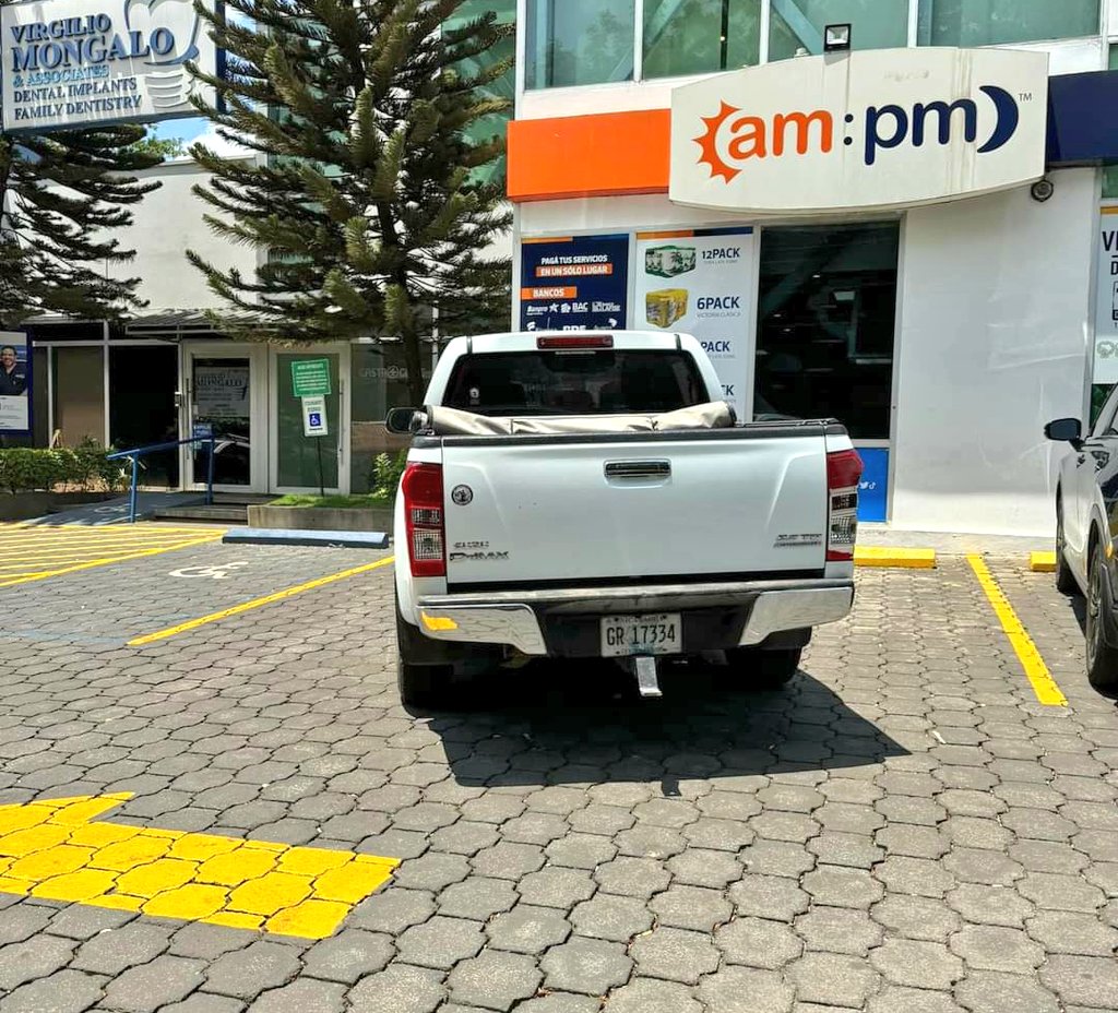 Cuando la diarrea no te da chance de estacionar bien....
Las Colinas, #Managua 
🥴🥴🥴😜😜😜😜👇