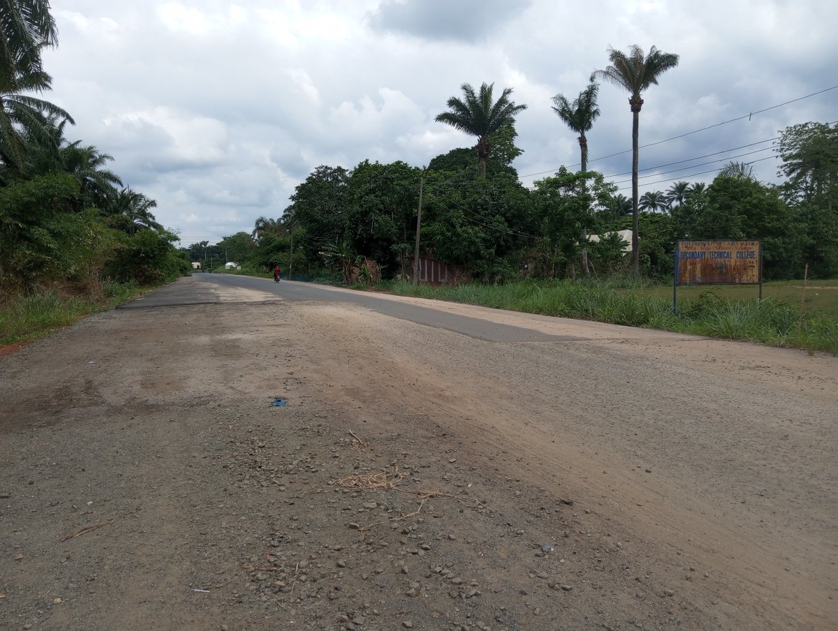 N68.2m was paid to Roudo Nig. Ltd for the Rehabilitation of Aba- Owerri Road, NNPC Depot Expressway, Abia State. 

During our first tracking in Dec 2023, we saw that the asphalting from Owerri junction to Ngwaobi Sec School was done while the remaining were abandoned.

A thread🧵
