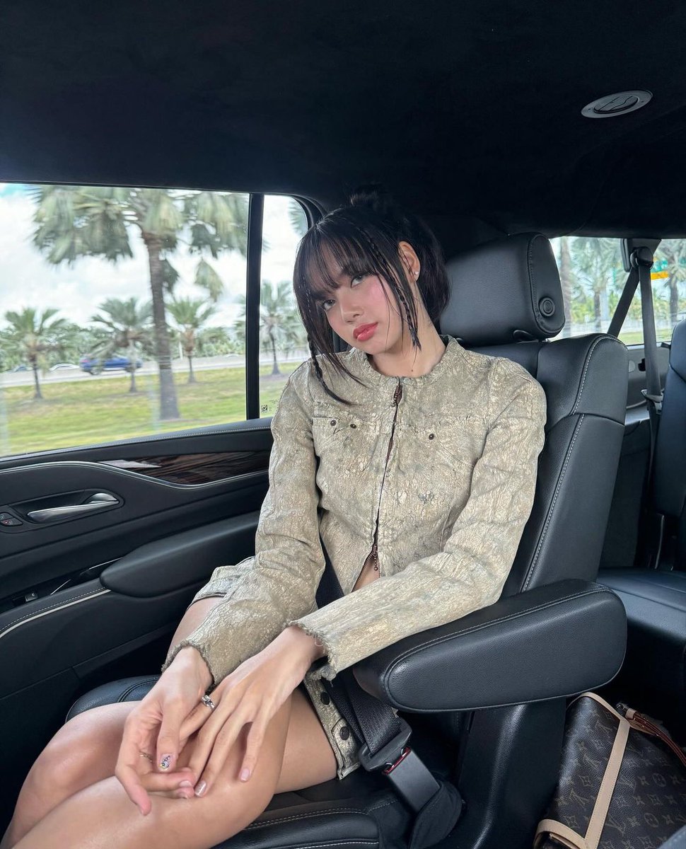 Lisa ลงรูปเพิ่มเติมจาก Miami Grand Prix ที่เธอไปร่วมชมและได้โบกธงตราหมากรุก สวยมากๆ