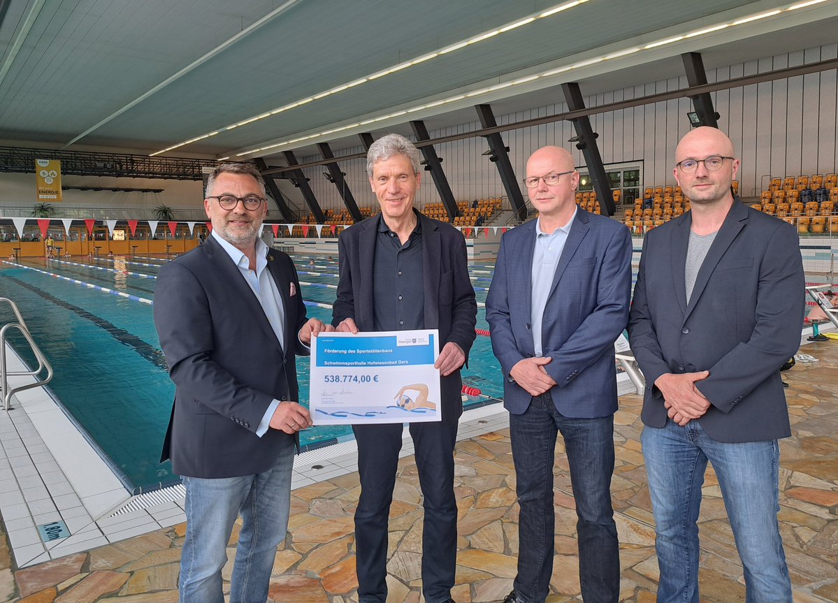 Sportminister @HelmutHolter hat für die Schwimmsporthalle Hofwiesenbad #Gera den Fördermittelbescheid des Landes über 538.774 Euro übergeben. Neben der Dachsanierung wird auch eine PV-Anlage und die Erweiterung der Solarthermieanlage vorbereitet. ▶Infos: bildung.thueringen.de/aktuell/foerde…