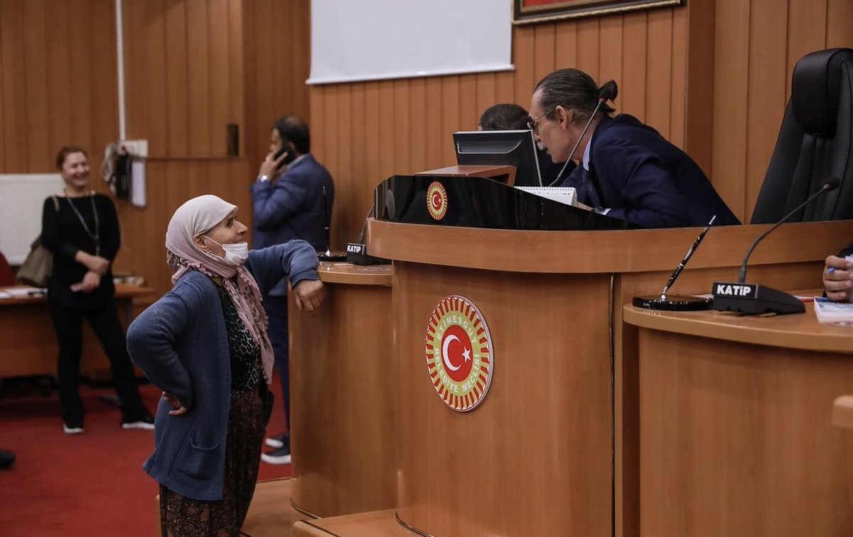 Ankara, Etimesgut Belediye Başkanı Erdal Beşikçioğlu, vatandaşın taleplerini doğrudan alabilmek adına Belediye Meclis Salonu’nda “Halk Buluşmaları” gerçekleştirmeye başladı.
