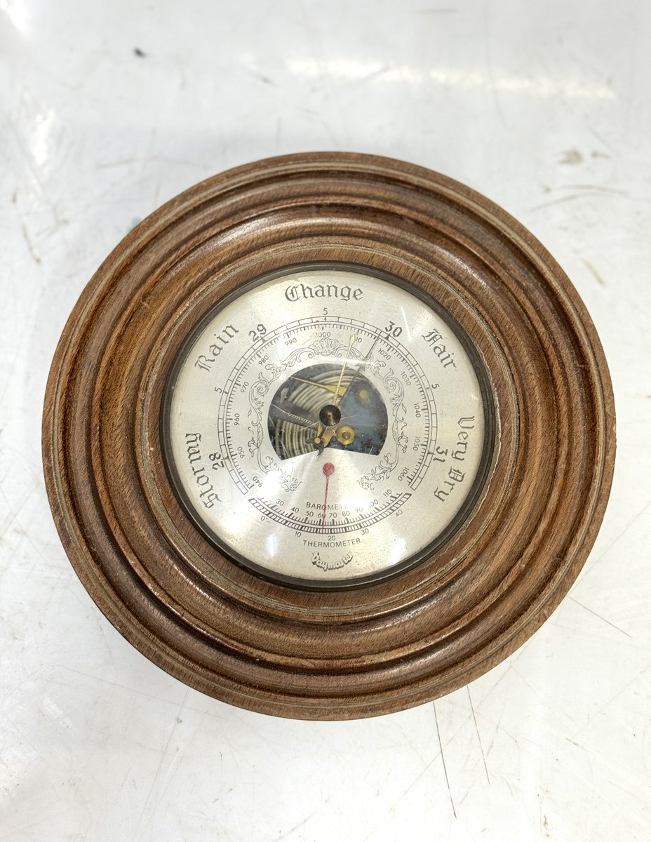 Check the weather like a pro with this vintage Daymaster barometer from Britain! Perfect for any maritime enthusiast. Keep an eye on the changing weather conditions with this unique piece. ⛵️🌦️ #Daymaster #MaritimeBarometer #VintageWeather #BritishMade #NauticalDecor