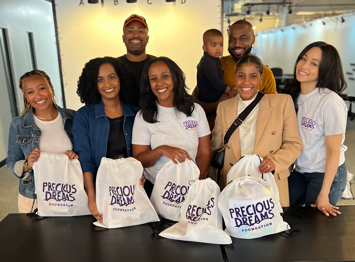 Our New York Chapter of dedicated volunteers gave us their Sunday to assemble and deliver 150 Comfort Bags to two BX family shelters. The bags provide comfort and the coping tools kids need to regulate emotions while experiencing housing insecurity.