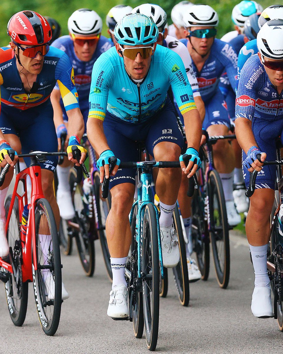 🇮🇹 RESULT: @giroditalia Davide Ballerini finishes fourth stage of #Giro on a solid sixth place today. The shape is good, we look forward to the upcoming chances. 💨 #AstanaQazaqstanTeam #AstanaIsMyTeam #GirodItalia 📷 @SprintCycling