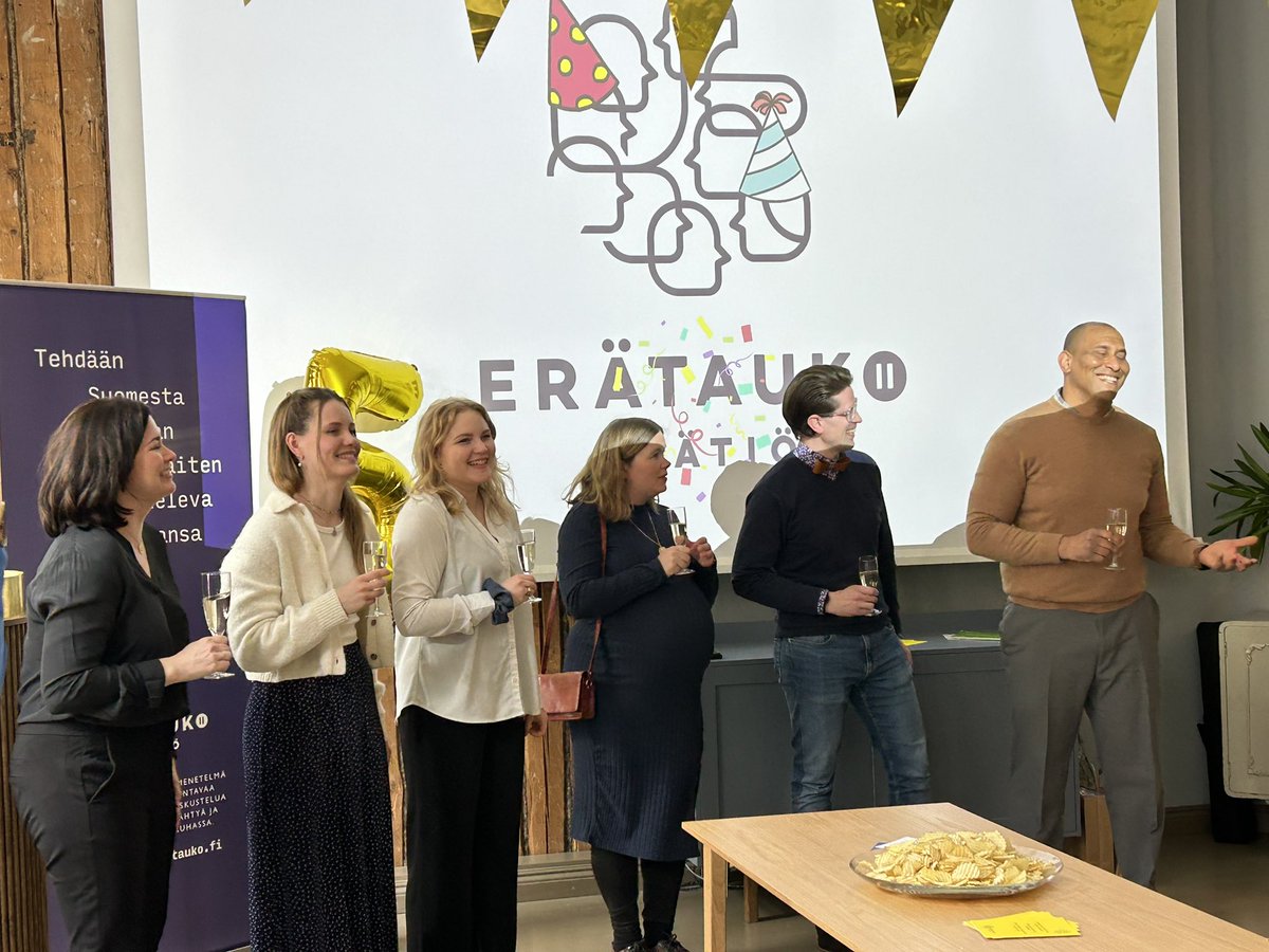 Varma grattisar <a href="/ErataukoSaatio/">Erätauko-säätiö</a> 5 år! Tack för ett givande samarbete, senaste i turen utveckling av dialogpaus för unga #dialogpaus #erätauko <a href="/finsv4h/">Finlands svenska 4H</a> #ungdomsarbete #aktivtmedborgarskap #dialog