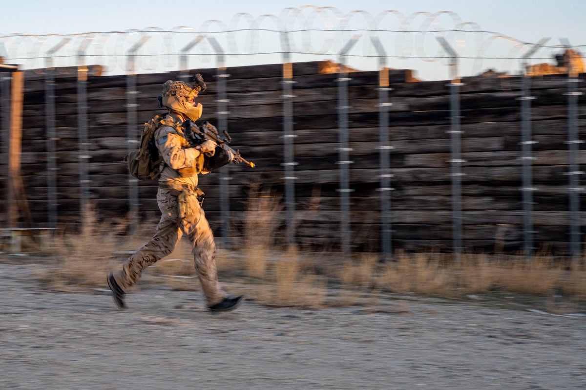 dvidshub.net/image/8345538/…
アメリカ国の空軍の人がガイズリーのハンドガードがついた鉄砲を持っています