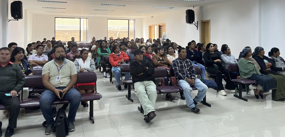 El 70% de las mujeres rurales son agriculturas, 54% no recibe ninguna remuneración y tienen 22 h más de trabajo de que hombres.El trabajo femenino sostiene! Taller con familias para arrancar #WawaImbabura, proyecto que llega con una comida caliente a 3178 nin@s de Imbabura!