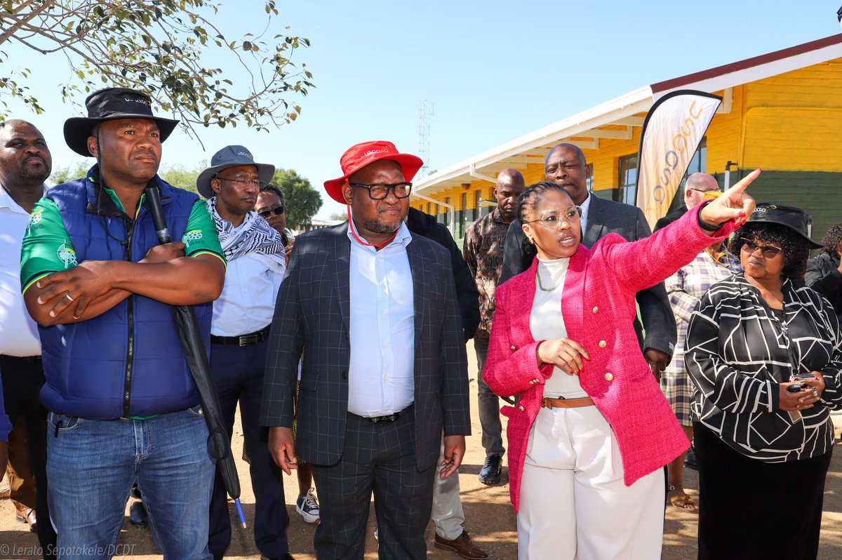 Ms Chwayita Madikizela (@usaasa_za Acting Chief Executive Officer) is seen here showcasing some of the access points installed on the school premises and highlighting the benefits it will bring to the learners and educators #LeaveNoOneBehind #RuralTechBoost #ConnectPixleykaSeme