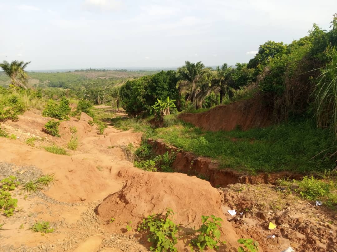 From Feb-July 2023, a total of N89.2m was paid to Rokozi Investment Ltd for the Design and Construction of 10km Amaihe School, Uyim Road in Elu, Ohafia, Abia State.

During our first tracking in Jan 2024, we discovered that the road had been abandoned since Feb 2023. 

a thread🧵