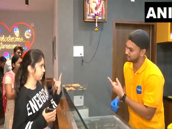 Cast Vote, Eat Free Ice-Cream: Karnataka shop offers free frozen treats to encourage youth voter participation

Read @ANI Story | aninews.in/news/national/…
#Karnataka #YouthParticipation #Voting #Huballi