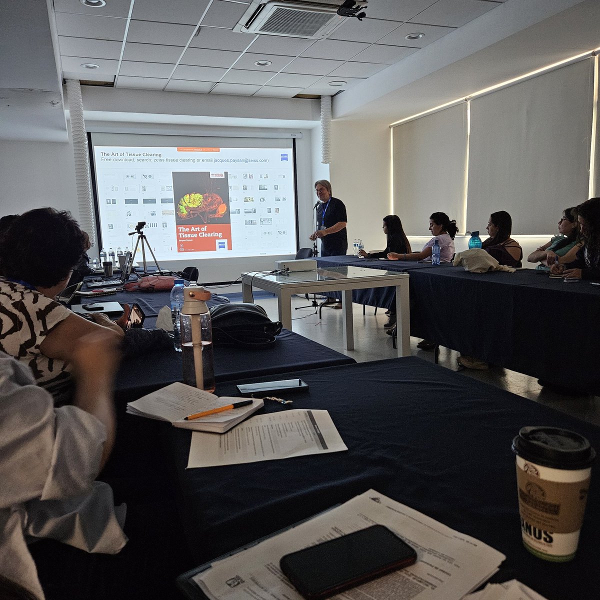 JuanEdoRG's tweet photo. Nice talk about the art of tissue clearing with @JacquesPaysan at the #MBW8 @Mx_BioImagen... btw nice book too 📚🔬 https://t.co/MMzQj9aVvD