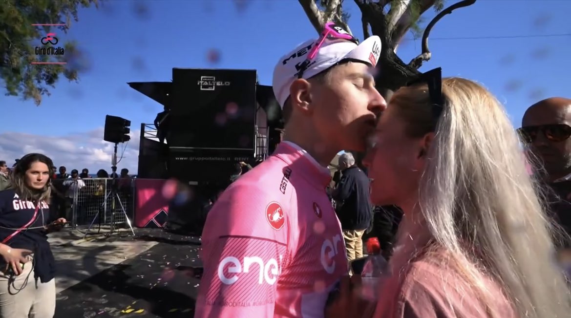 Kisses in pink 

#Giro #GirodItalia