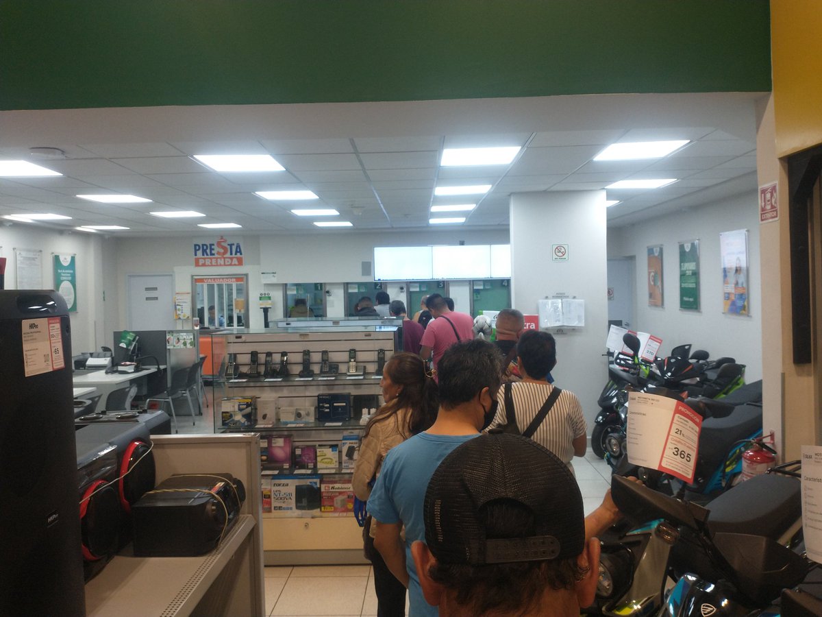 mikyET85's tweet photo. Que onda con la atención al público fila de 20 personas y solo 2 cajas abiertas... Siempre es lo mismo ojalá hagan algo con el personal webon. https://t.co/iHZwCh568e
