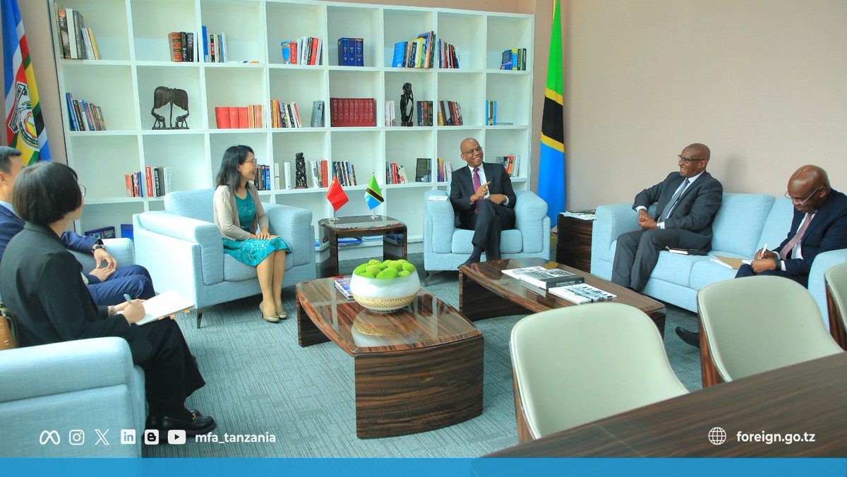 Minister @mfa_tanzania @JMakamba held a meeting with the Chinese Ambassador to Tanzania H.E @ChenMingjian_CN in Dar es Salaam. They agreed to elevate the cordial bilateral relations in Industrialization, education, defence, agriculture, trade, investment and city modernization.
