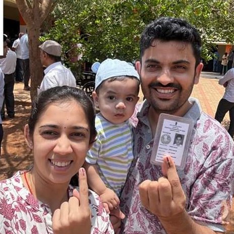 These couple came all the way long from U.S with their 8 month old child to cast their vote in Dharwad. 
Respects to these couple ☺️🫡🙏