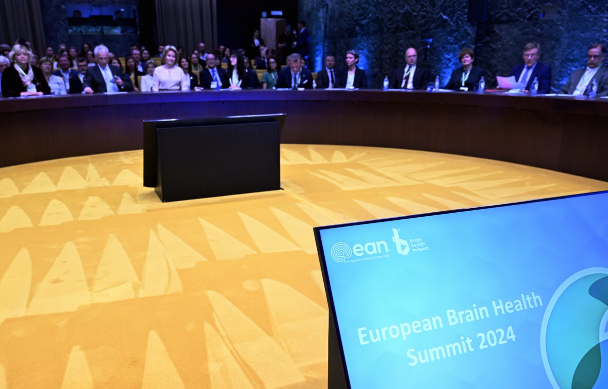 🧠 De Koningin woont de “Brain Health Summit” bij in het Paleis der Academiën. Het evenement brengt professionals in de gezondheidszorg, beleidsmakers en academici samen om de zorg voor neurologische aandoeningen te verbeteren en de hersengezondheid te bevorderen.