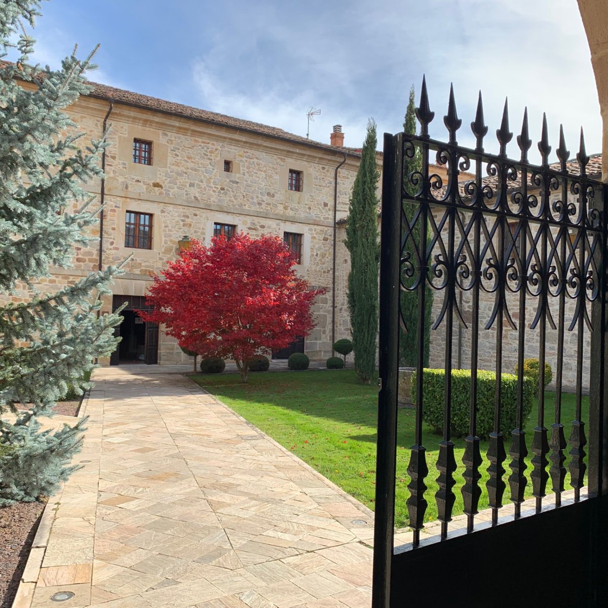 Junto al Río Pisuerga en Aguilar de Campoo encontramos el Monasterio de Santa Clara, todo un despliegue de historia, cultura y patrimonio 🔝

Más información en palenciaturismo.es/visitar/lugare…

#palenciaconectandopersonas #palenciaturismo #turismoconpé