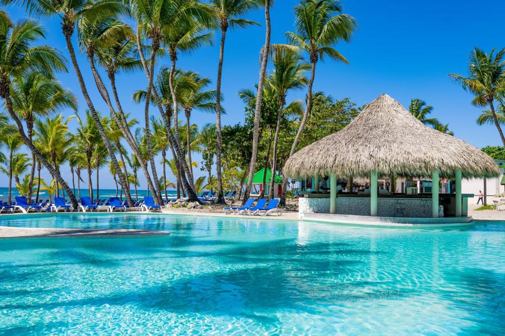 🌊🏖️ Bienvenido a Coral Costa Caribe, donde la magia del Caribe se fusiona con el lujo y la serenidad. 

#ParaísoTropical 🏝️ #DestinoDeEnsueño ✨ #PlayaDeEnsueño 🏖️ #AventuraTropical 🌴 #RelaxTotal 😌 #VidaPlayera 🌊 #SolYSurf ☀️🏄‍♂️ #AmoViajar ❤️✈️ #ParaísoNatural 🌺