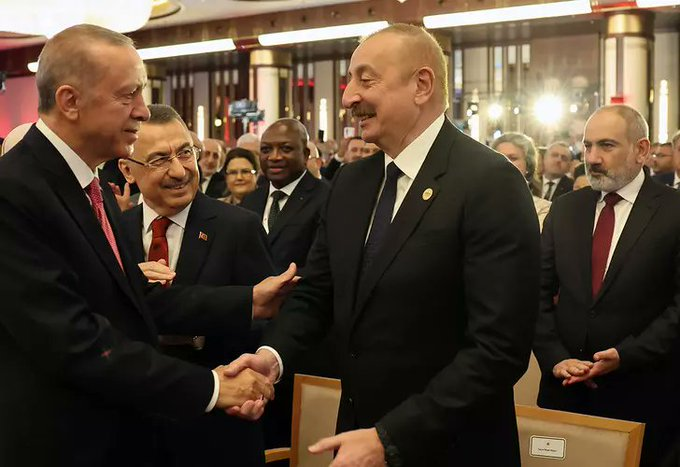 Ermenistan Milletvekili Artur Khachatryan:

'Paşinyan Erdoğan'dan korkuyor.'

▪️'Cumhurbaşkanı Erdoğan'ın göreve başlama törenine gidip Aliyev ve eşinin arkasında oturan Paşinyan, Putin'in yemin törenine gitmedi.'