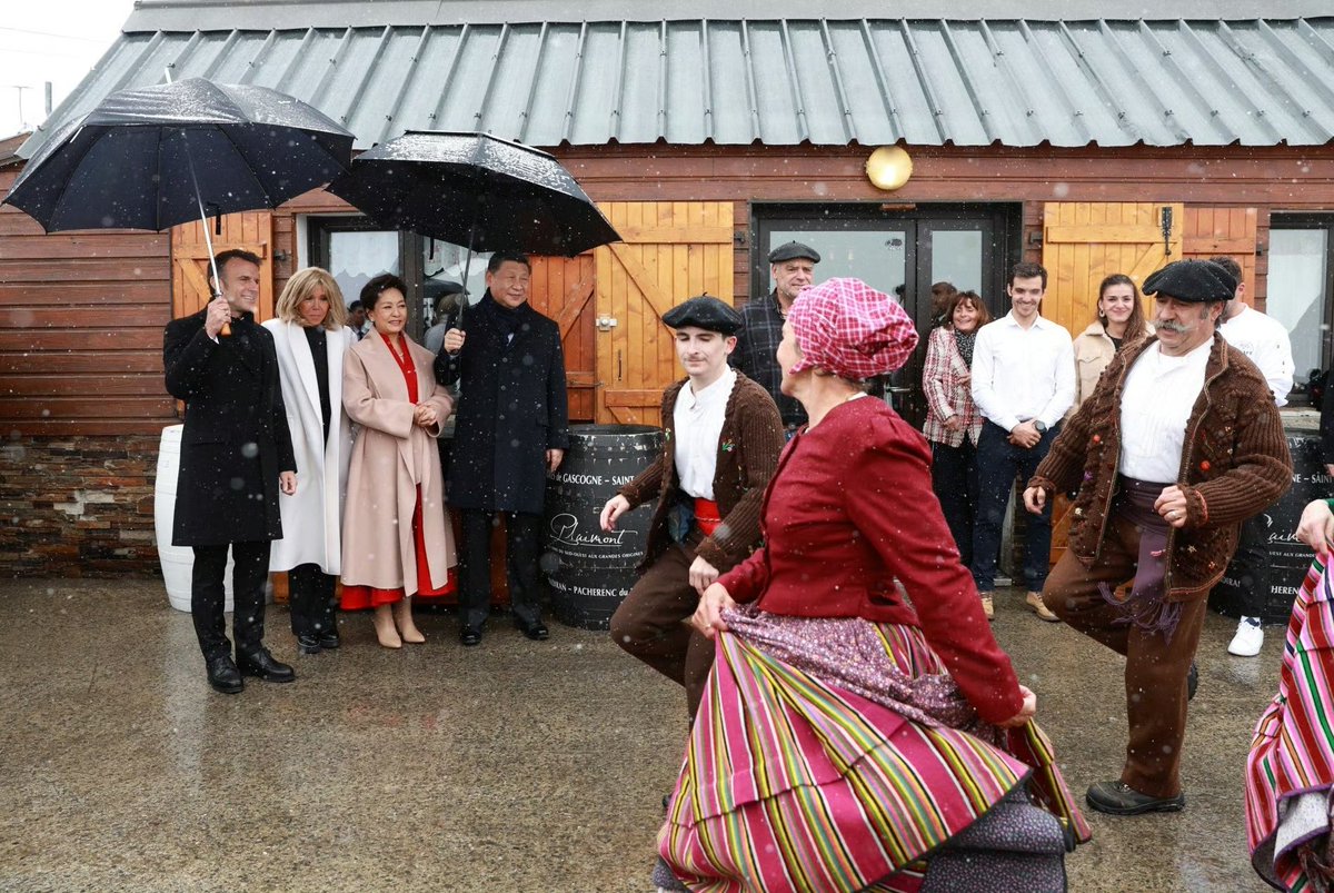 President Xi Jinping had lunch with French President Macron at a restaurant in the town of Lamongie on May 7, where they also watched traditional folk dances performed by local residents. An unexpected snowfall added a touch of romance to the friendship between China and France.