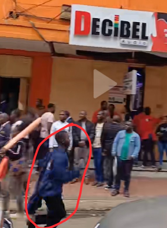 Lithuli traders have just chased away anti counterfeit officers who had started visiting shops 🤦

Wueeh ; but why would the traders join hands to do this 🤔🤔
Watch video below 👇

JKIA Babu Owino Raila Mombasa