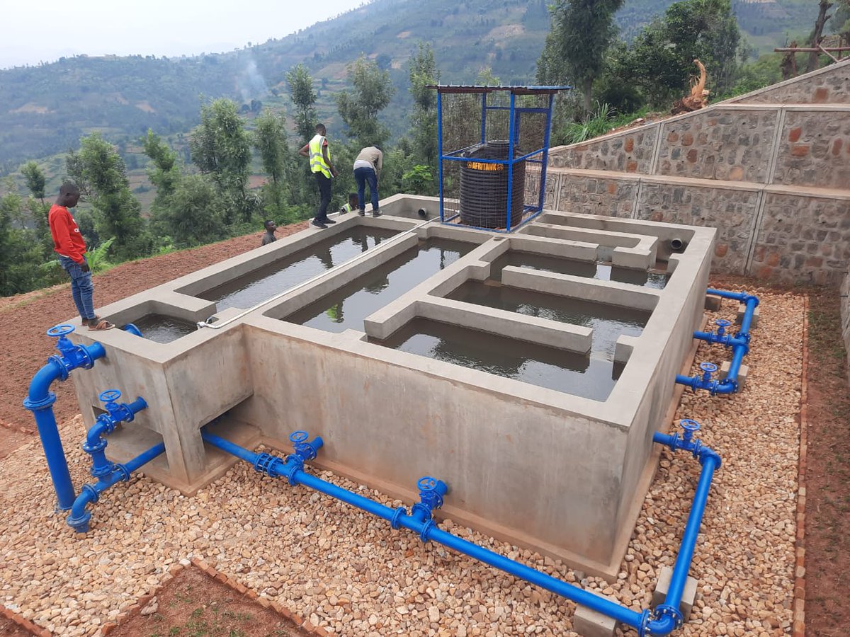 This sedimentation & filtration water tank with a gravity system has a production capacity of 800m3/day. It serves more than 31,000 people from 58 villages in Huye district. It was constructed through co-funding by World Vision & @HuyeDistrict.We're partnering for broader impact!