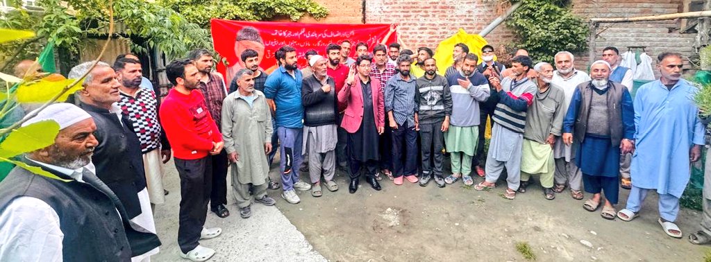 Presided over a meeting of party workers at Panchayat Halqa Mandhole of Devsar Block as part of our parliamentary campaign for Jenab @MianAltafSahib. Promising response for @JKNC_ from all walks of life. #HalhiHalhai @OmarAbdullah @AliMSagar_ @nasirsogami @sakinaitoo