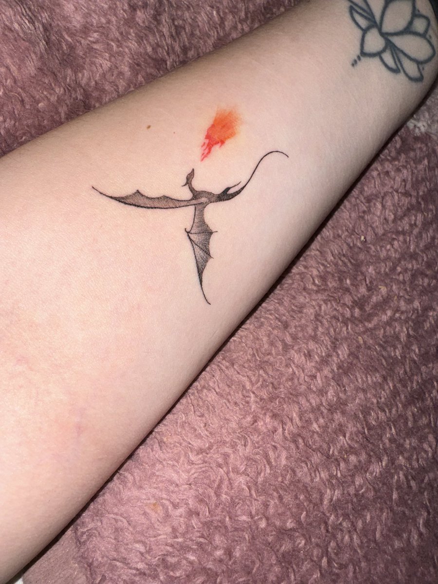 I got a new tattoo and can’t stop thinking ab what the tattoo artist said “you’ve got really good skin for tattoos, goes on like butter” Like okay that’s a lot of words to use to call me fat I already know🥲