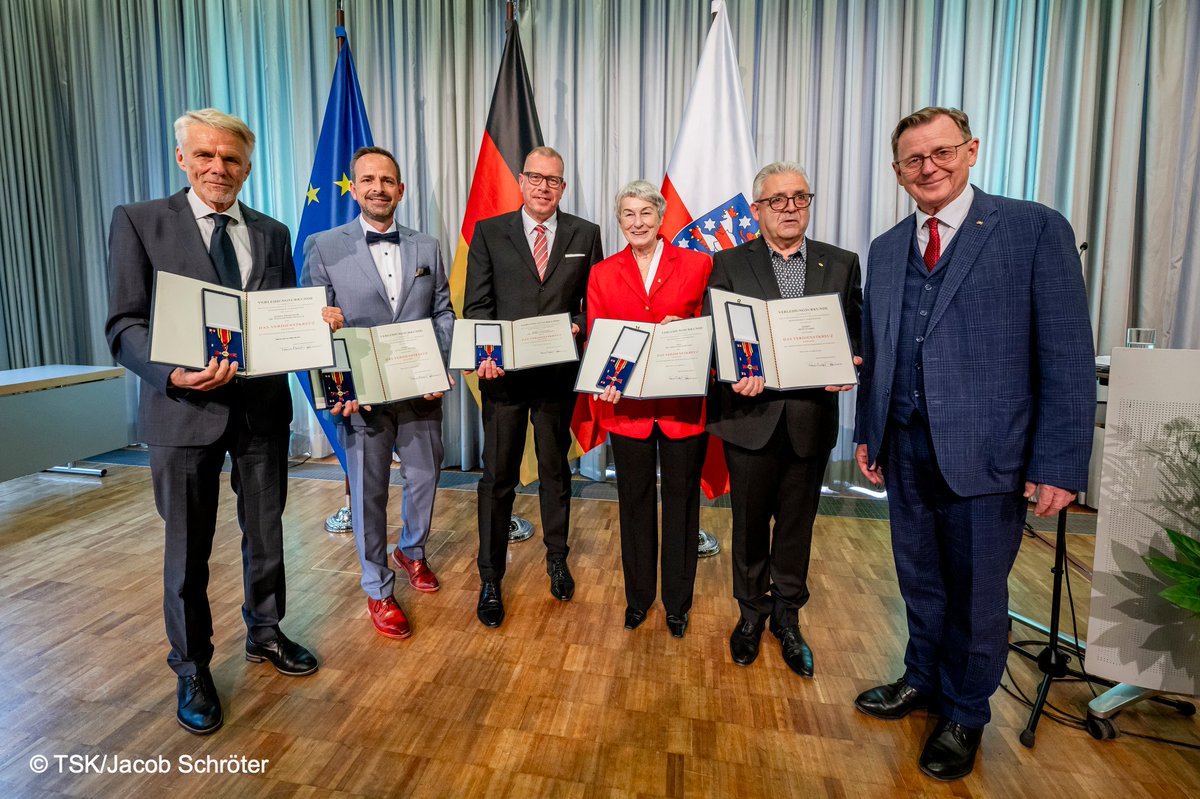 Im Namen von Bundespräsident Frank-Walter Steinmeier überreichte Ministerpräsident @bodoramelow heute Verdienstorden der Bundesrepublik Deutschland an Prof. Dr. Hans-Reiner Figulla aus Weimar, Dr. Christiane Schilling aus Suhl, René Starke aus Tautenhain, Prof. Dr. Andreas…