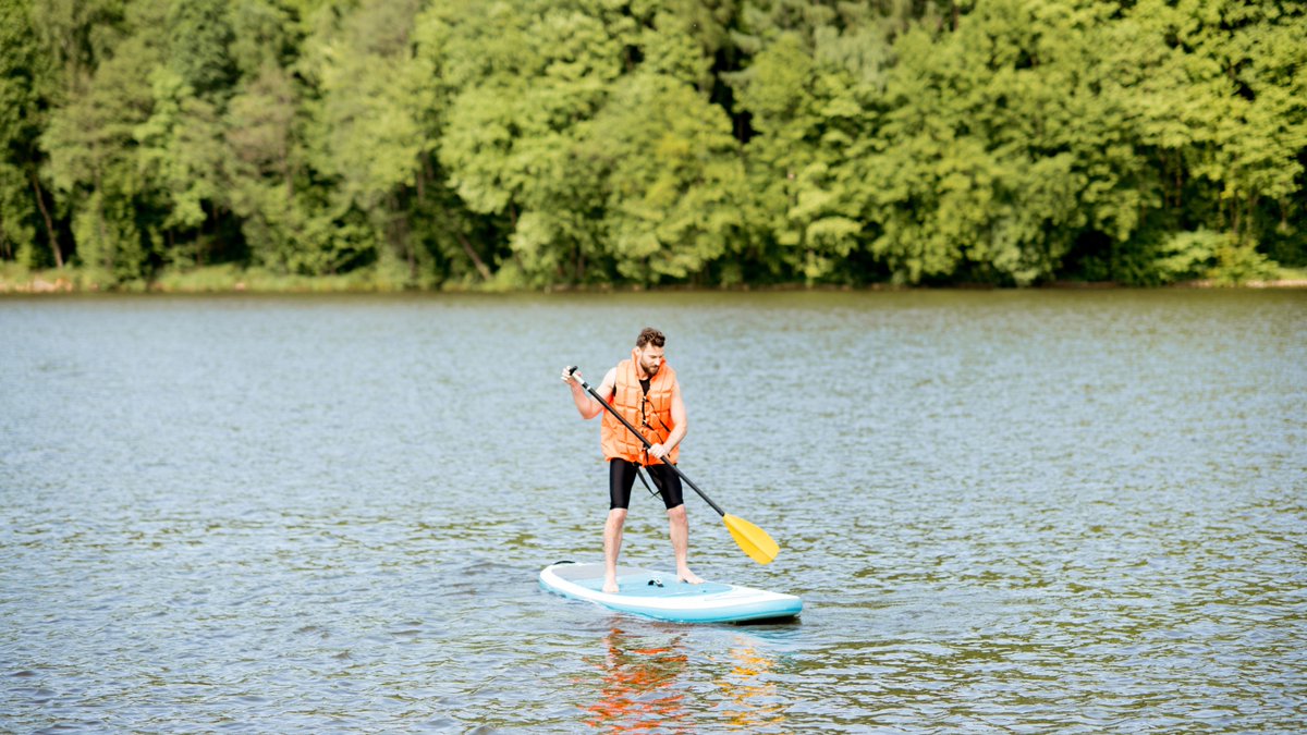 The weather is getting warmer, and we are excited to get out on the lake! Why not try your hand at stand-up paddle boarding this weekend? Check out: destinationontario.com/en-ca/articles…\