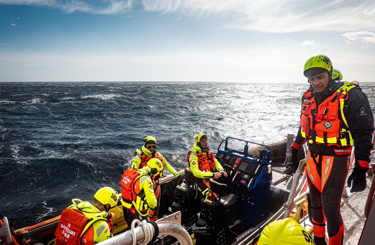 #JeudiPhoto 📸 Les #SauveteursenMer de la station #SNSM #Bastia en plein exercice de #sauvetage 👀 Les #sauveteurs bénévoles s'entraînent régulièrement pour maintenir leurs compétences et être toujours prêts 💪 snsm.org Photo 📸 Christophe Allemand