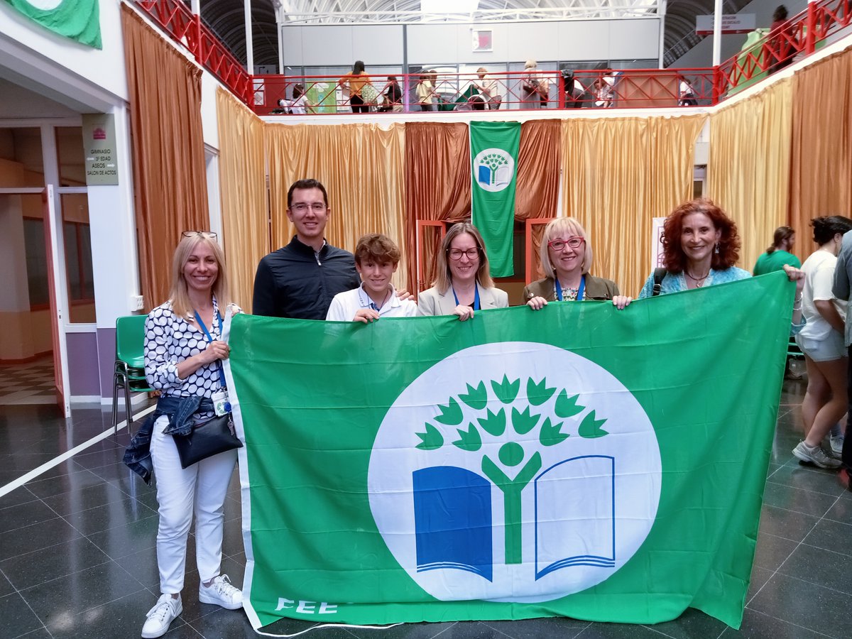 El viernes 19 de abril recibimos la bandera verde que nos acredita como parte de <a href="/Ecoescuelas1/">Ecoescuelas España</a>.  

Este logro es un paso más en nuestro compromiso con la sostenibilidad, que también ha sido reconocido con el sello Ecoembes y el diploma de Reforestación Escolar del @ayto_Las_Rozas