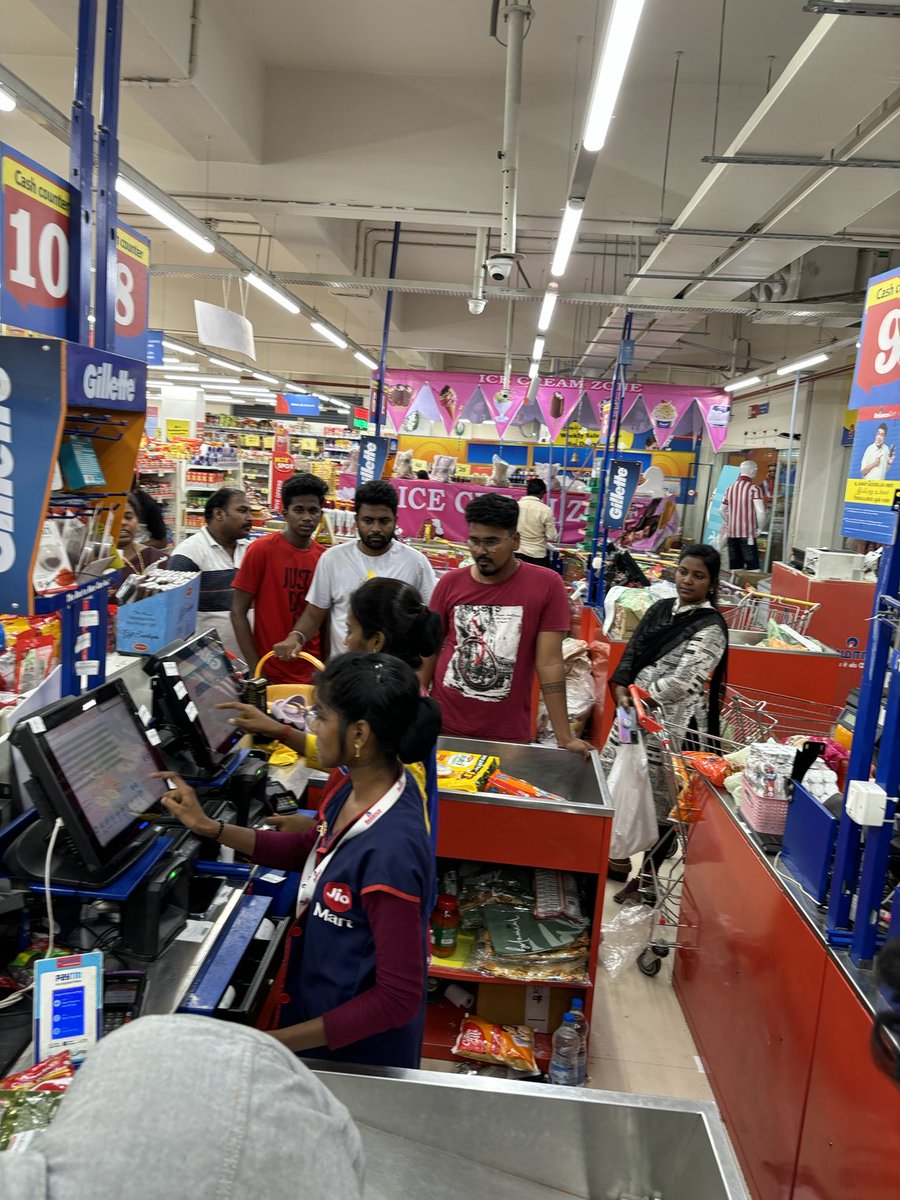 dpdwivedi's tweet photo. Pathetic condition in jio mart out of 16 billing counters only 4 working. Simple harassment at Cuddalore jiomart #jiomart #reliance https://t.co/vqfCiNFhrK