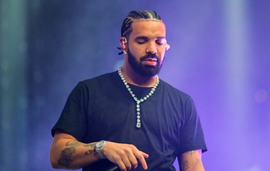 🇨🇦 | Una persona fue trasladada de urgencia al hospital con heridas graves después de un tiroteo nocturno en una casa de Toronto propiedad de Drake. Las autoridades aún no confirman si Drake estuvo en la residencia durante el incidente.