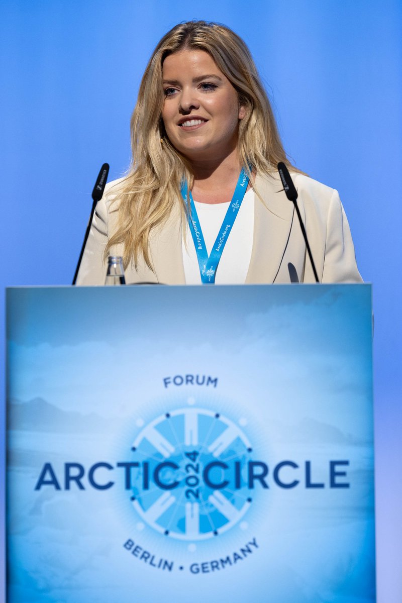 #Chairman des @_Arctic_Circle und #Präsident a.D @ORGrimsson hieß die Gäste beim #Plenary1 #arcticcircle willkommen; gefolgt von @aslaugarna, Ministerin für Hochschulbildung, Industrie und Innovation in #Island, zum Thema: The #Arctic at crossroads