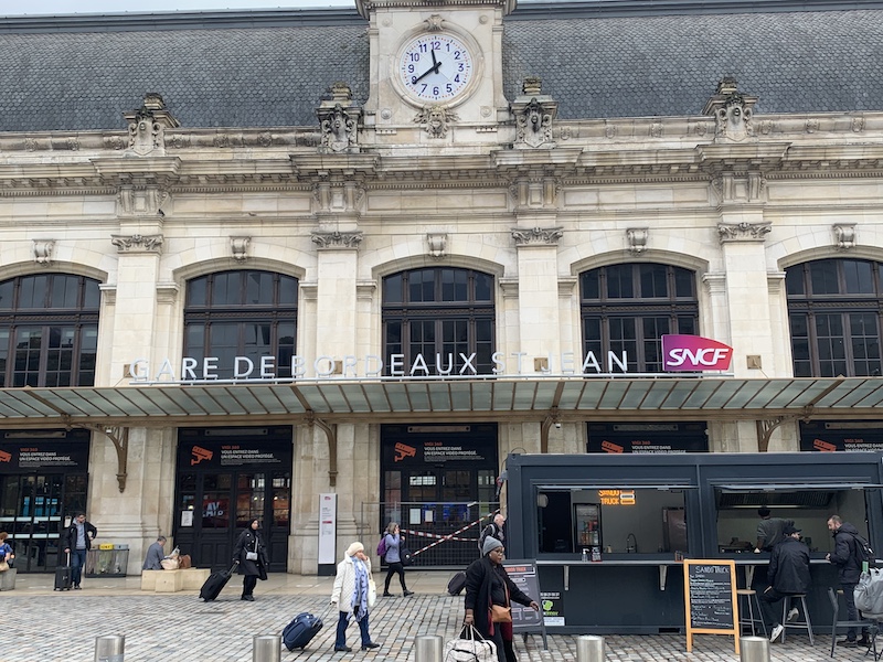 🚉 🚄 #Bordeaux : Comment améliorer l’accès à la gare Saint-Jean pour faciliter les déplacements professionnels entre la métropole et #Paris ? Décryptage. bit.ly/3UHdq6I @SNCFVoyageurs @ConnectGares @PrefAquitaine33 @BxMetro @NvelleAquitaine @CCIBdxGironde @medefgironde