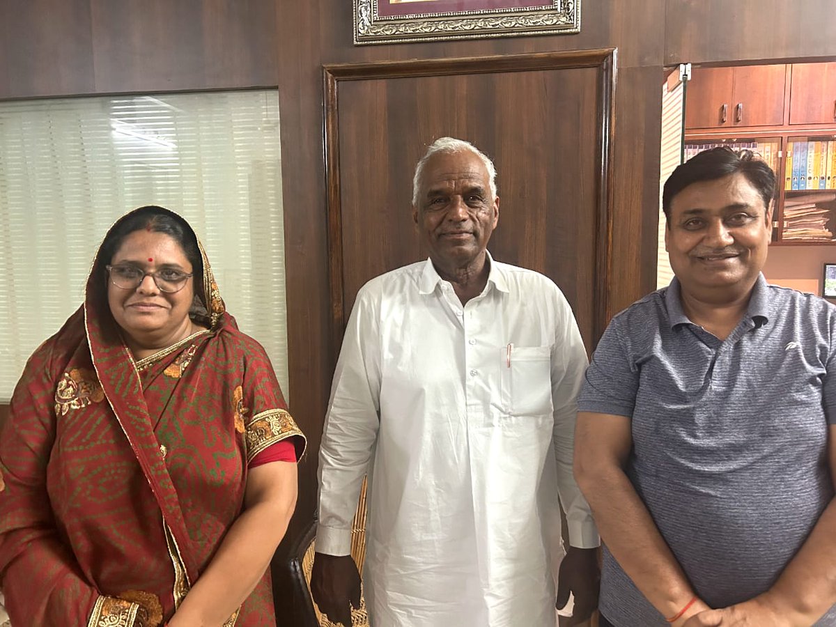 आज कांग्रेस प्रदेशाध्यक्ष आदरणीय @GovindDotasra जी से शिष्टाचार मुलाकात हुई और इस दौरान साथ मे आदरणीय सुनीता गठाला जी थी ।