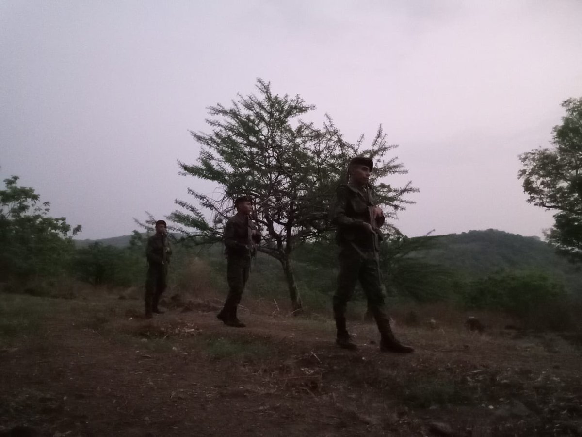 Cuidamos nuestras fronteras. 🫡🇬🇹 Soldados de la Tercera Brigada de Infantería del #EjércitoGT, realizan patrullajes en el Límite Político Internacional Guatemala- El Salvador, con el objeto de garantizar seguridad a la población guatemalteca. 🇬🇹🤝🇸🇻