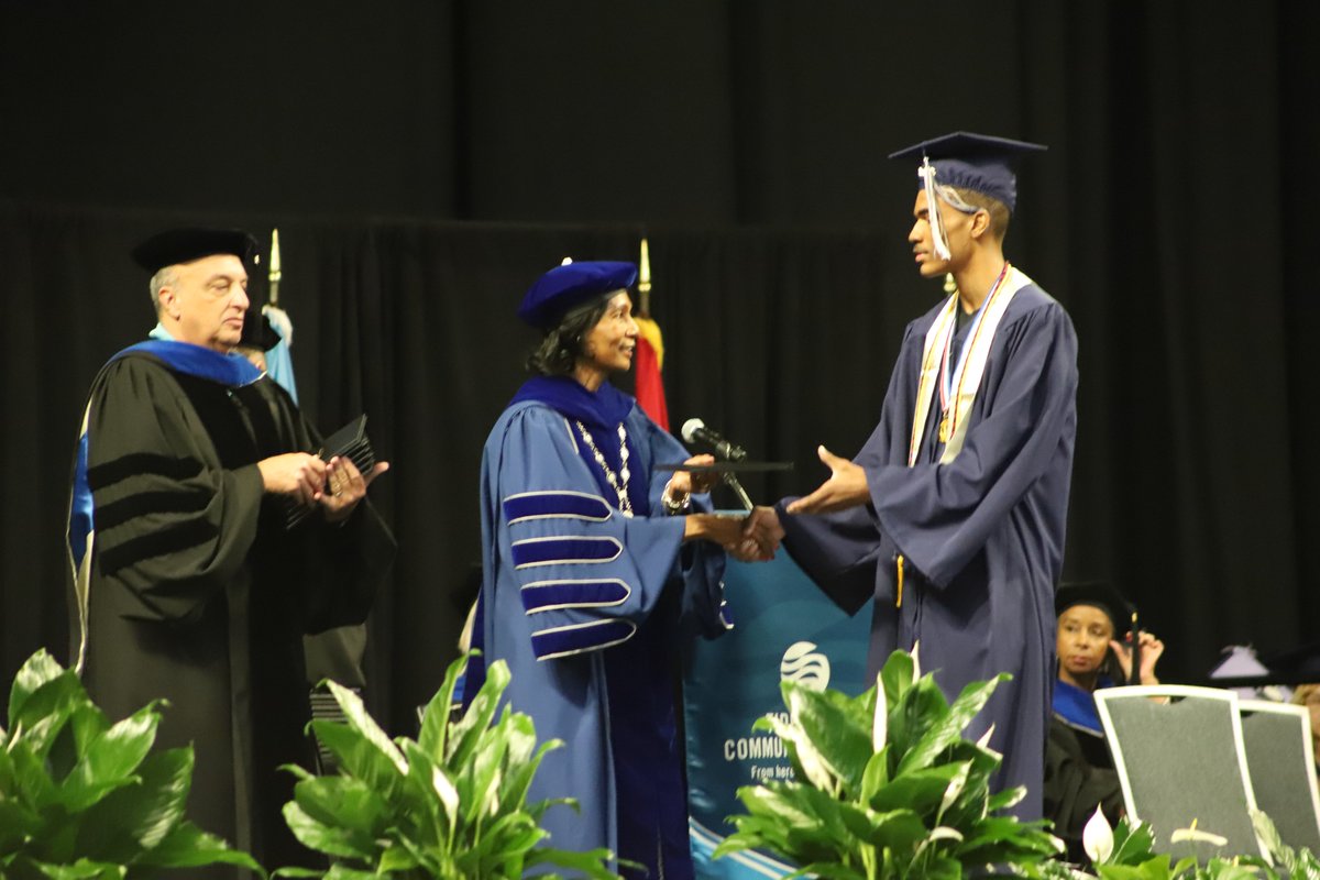 Congratulations again to the 39 PPS seniors that have now earned their associate's degree through the PPS Dual Enrollment program! See more photos from the commencement ceremony here: facebook.com/media/set/?set… #PPSShines #CaPPSandGowns #DualEnrollment #TCCGrad24