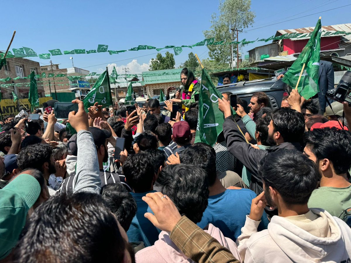 ComradeEmm's tweet photo. While other parties are busy in maintaining the "Stage Decorum" . The message from @jkpdp is crystal clear " WE BELONG TO THE PEOPLE &amp; PEOPLE BELONG US".
#Kalamdawaat.
@MehboobaMufti @parawahid @Talib_Hussain_ @takfirdous @HanjuraLone @Yawar_Banday @SAAQQIIB  @paradise130704 https://t.co/Ejf0jV5K3Y