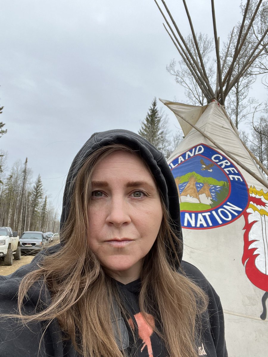 I'm back at the Woodland Cree Nation this morning as we wait for the bailiff to come officially serve the injunction Obsidian Energy got against the camp. The bailiff is expected at around 10 am. K Division liaisons are already on hand enjoying laughs & coffee. #indigenousrights