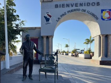 Good Morning !!!
Just going for a drive in the country today.😎
Who know's where the wind blows us.😆
Statue at the entrance of the sea wall.
Alfonso García Robles. Secretary of foreign affairs.
And Awarded the Nobel Peace Prize.
There are so many statues around here.