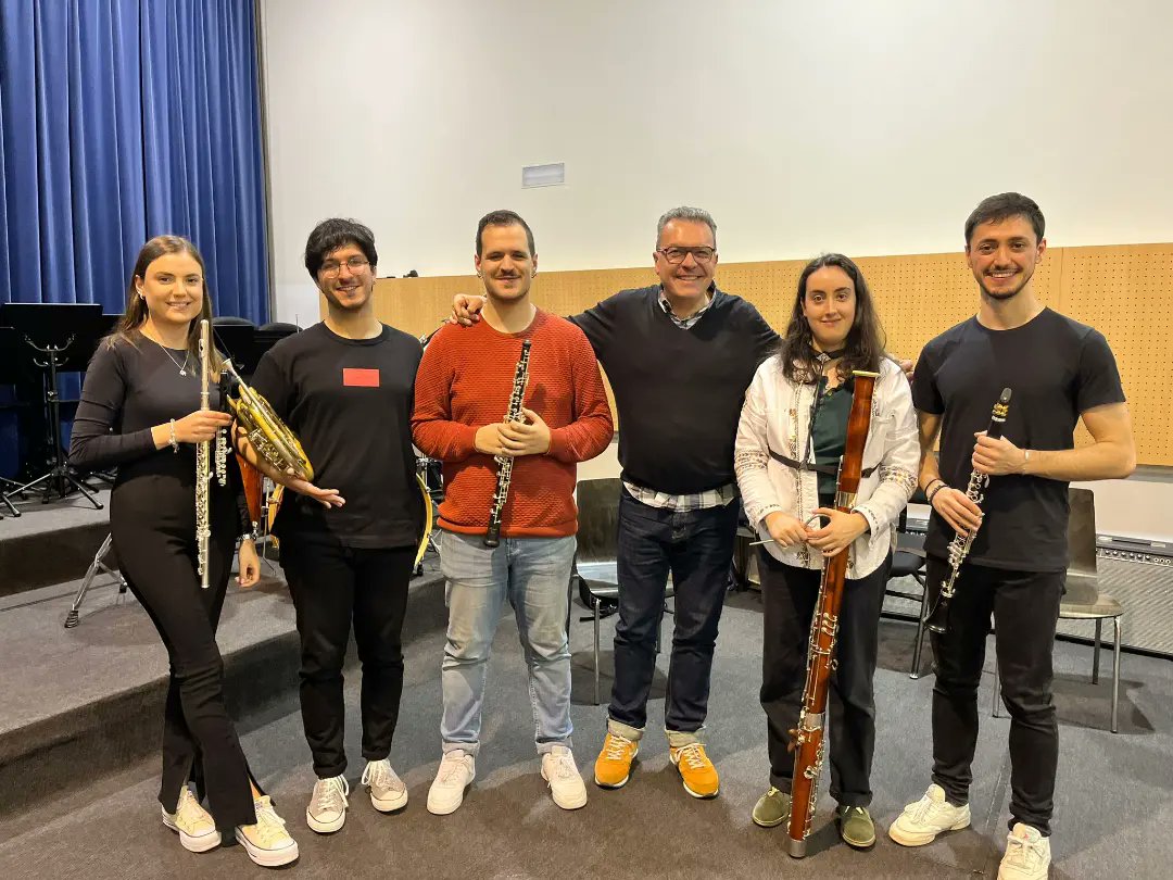 Escola Municipal de Música de Santiago (@emmstgo) on Twitter photo Quedamos encantados co I Encontro entre a nosa Escola e a Escola de Altos Estudos Musicais!!
Grazas ao quinteto de ventos da EAEM pola súa disposición e bo facer 😍🙌🎶🎼🎵
<a href="/GorettiSRei/">Goretti S. Rei</a>
<a href="/MiriamFLouzao/">Míriam Louzao</a> <a href="/PazodeRaxoi/">Concello de Santiago</a> #EMM2024 #MúsicaenCompostela #EAEM Quedamos encantados co I Encontro entre a nosa Escola e a Escola de Altos Estudos Musicais!!
Grazas ao quinteto de ventos da EAEM pola súa disposición e bo facer 😍🙌🎶🎼🎵
<a href="/GorettiSRei/">Goretti S. Rei</a>
<a href="/MiriamFLouzao/">Míriam Louzao</a> <a href="/PazodeRaxoi/">Concello de Santiago</a> #EMM2024 #MúsicaenCompostela #EAEM