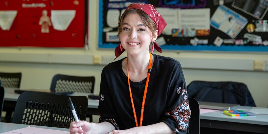 Meet #Health & #SocialCare student, Hazel & discover how the course has opened up different #career paths for her future 💛 🧠 Find out more & apply today: coleggwent.ac.uk/health #MakeIt ✨