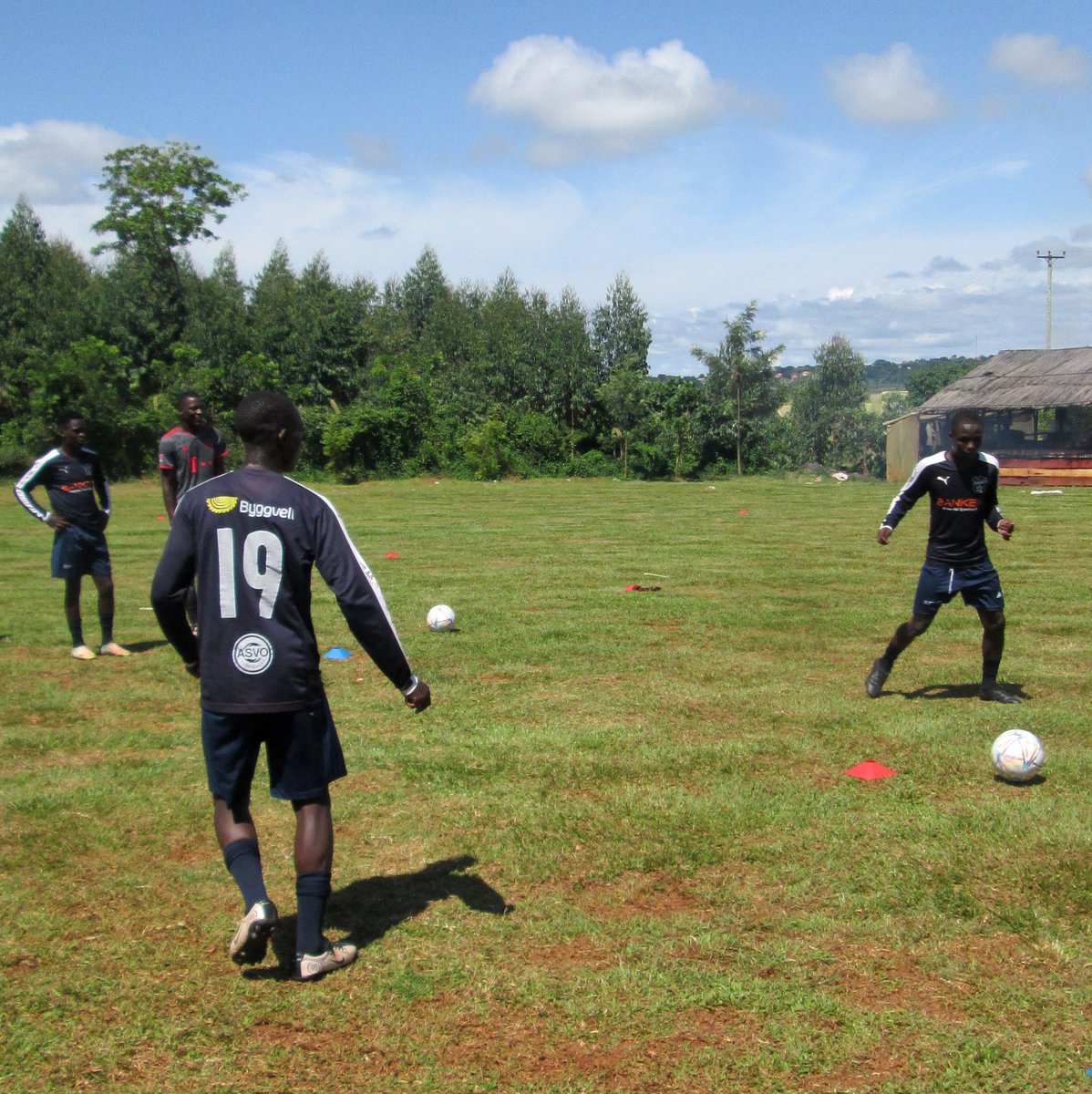 Day 2 📸 

📍Aurum Roses Ltd Football Training Grounds.

#ERAFC #Bakakole #DreamAgain #NyangeAcademy #RouteToAfcon2027Final #YouthFootball #DevelopmentProgramme