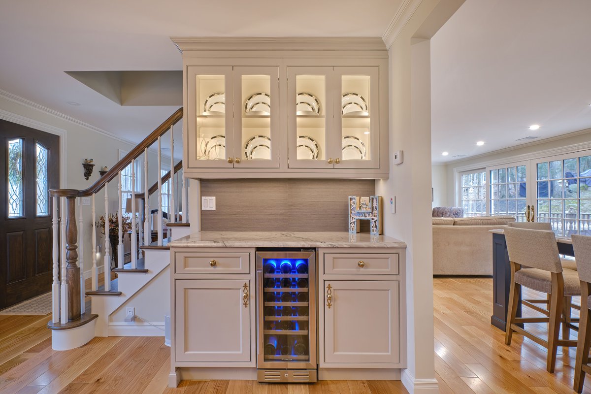 TKC1953's tweet photo. A wine bar featuring Crystal inset cabinets 🍷✨ https://t.co/4iuvqhrDLr