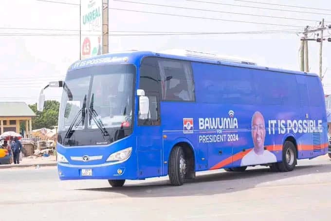 𝗜𝗳 𝘆𝗼𝘂 𝘄𝗮𝗻𝘁 𝘁𝗼 𝘀𝗰𝗮𝗿𝗲 𝘁𝗵𝗲 𝗼𝗸𝗮𝗱𝗮 𝗽𝗮𝗿𝘁𝘆, 𝘀𝗵𝗼𝘄 𝘁𝗵𝗲𝗺 𝘁𝗵𝗶𝘀 𝗕𝗹𝘂𝗲 𝗕𝘂𝘀 😂

A bus more popular than their perennial vice presidential candidate 😂

#BawumiaTours 
#BoldSolutionsForOurFuture 
#MahamaIsAThief